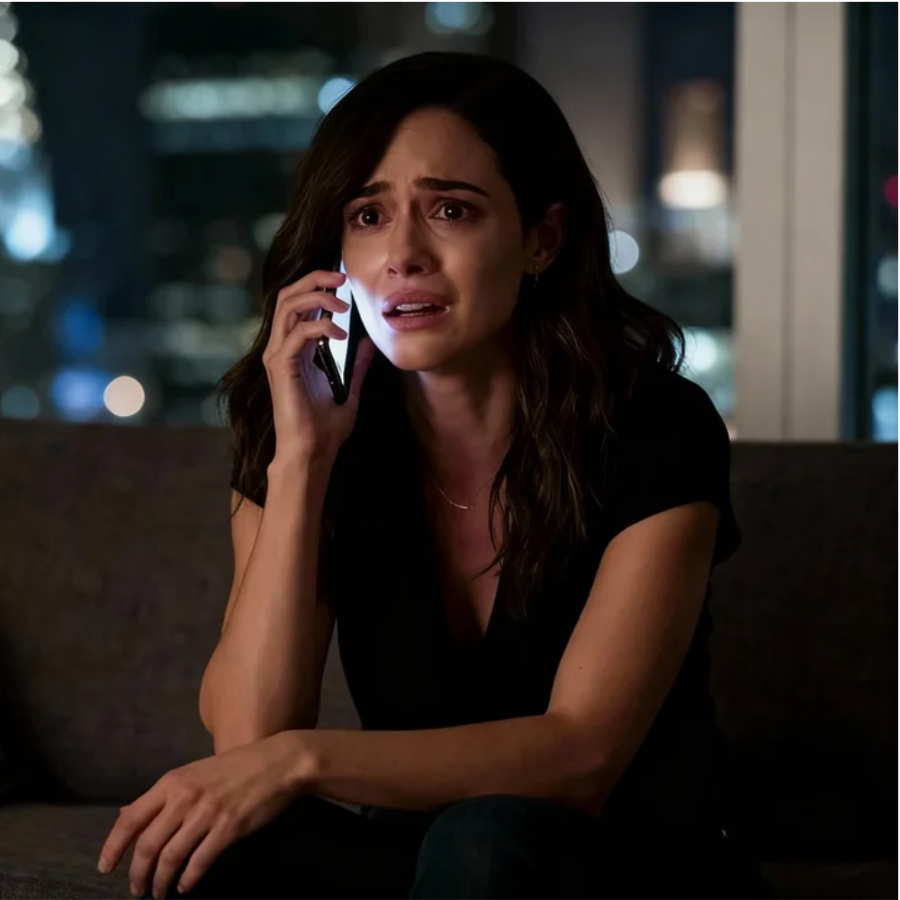 Mia sorella ha registrato di nascosto una conversazione con i nostri genitori e me l’ha mandata con una provocazione: “INDOVINA CHI HA UNA SORPRESA PER TE?”. Quando ho premuto play, mi sono bloccata. I miei genitori ridevano: “Pensa davvero che la amiamo? Quello che amiamo sono i suoi soldi”. Ho chiuso l’audio. Poi ho risposto con una sola frase: “Anch’io”. La loro sorpresa era finita. La mia era appena iniziata.