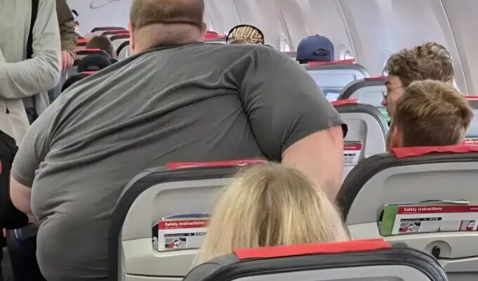 ✈️Un assistente di volo ha cercato di costringere un uomo a scendere dall’aereo a causa del suo peso… ma quello che è successo dopo ha scioccato tutti.