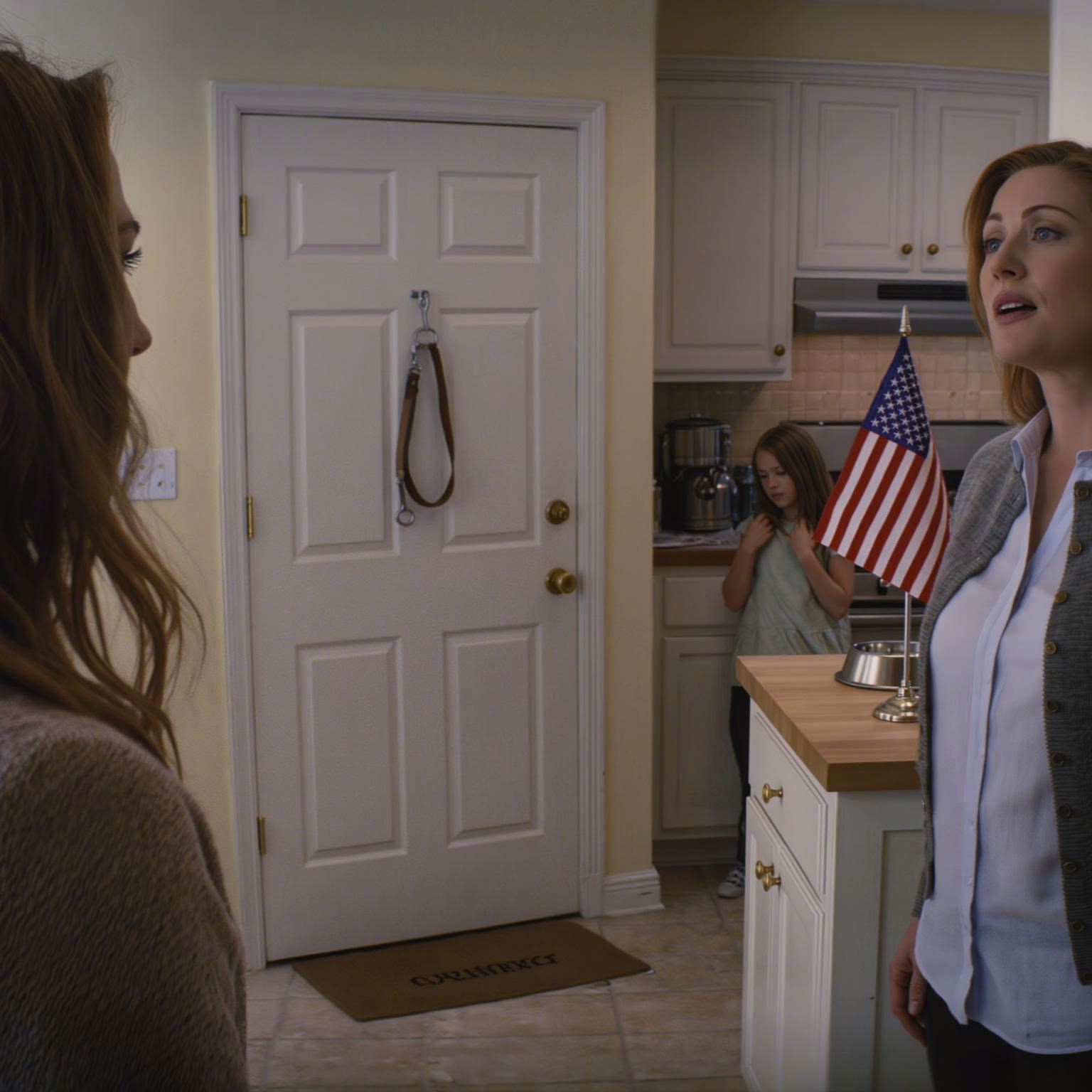 Ho portato mia figlia di 9 anni a casa di mia madre solo per “far visita alla famiglia”: scarpe allineate in modo ordinato, snack disposti, tutto fin troppo normale… finché non ho visto il gancio del guinzaglio vuoto e il pezzo di pavimento dove prima c’era la “linea di salvataggio” di mia figlia. Stava ansimando. Suo cugino aveva le mani sporche di burro d’arachidi. Mia madre sorrise: “Smettila di fare il drammatico”. Poi mi porse una pila di fogli…