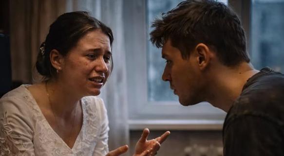 Ho sposato un uomo che una volta mi ha salvato dopo un incidente, ma la prima notte di nozze all’improvviso mi ha detto: “Non posso farti questo… ho qualcosa da confessarti”. Le sue parole mi hanno lasciato paralizzata dallo shock.