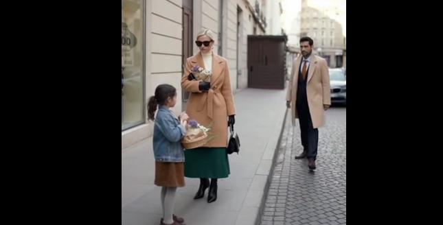 Una fioraia si avvicinò a una donna per strada e le chiese di comprare dei fiori. La donna li prese e non pagò. Un uomo ricco se ne accorse e ciò che l’uomo fece fu inaspettato