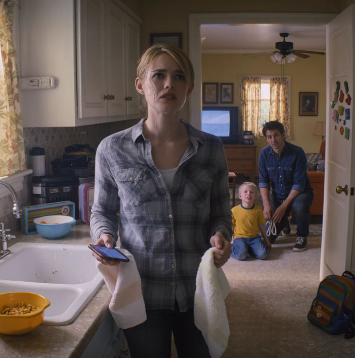 Mio padre ha lasciato un messaggio vocale di 14 secondi dicendo: “Tu e tuo figlio non fate più parte di questa famiglia” – così ho risposto con un messaggio “Copia”, sono entrato in banca e ho tagliato ogni conto condiviso… Tre giorni dopo, mia sorella urlava fuori dalla mia porta, il mio lavoro era stato trascinato in guerra e finalmente avevo la prova di chi mi aveva davvero usato per tutto il tempo.