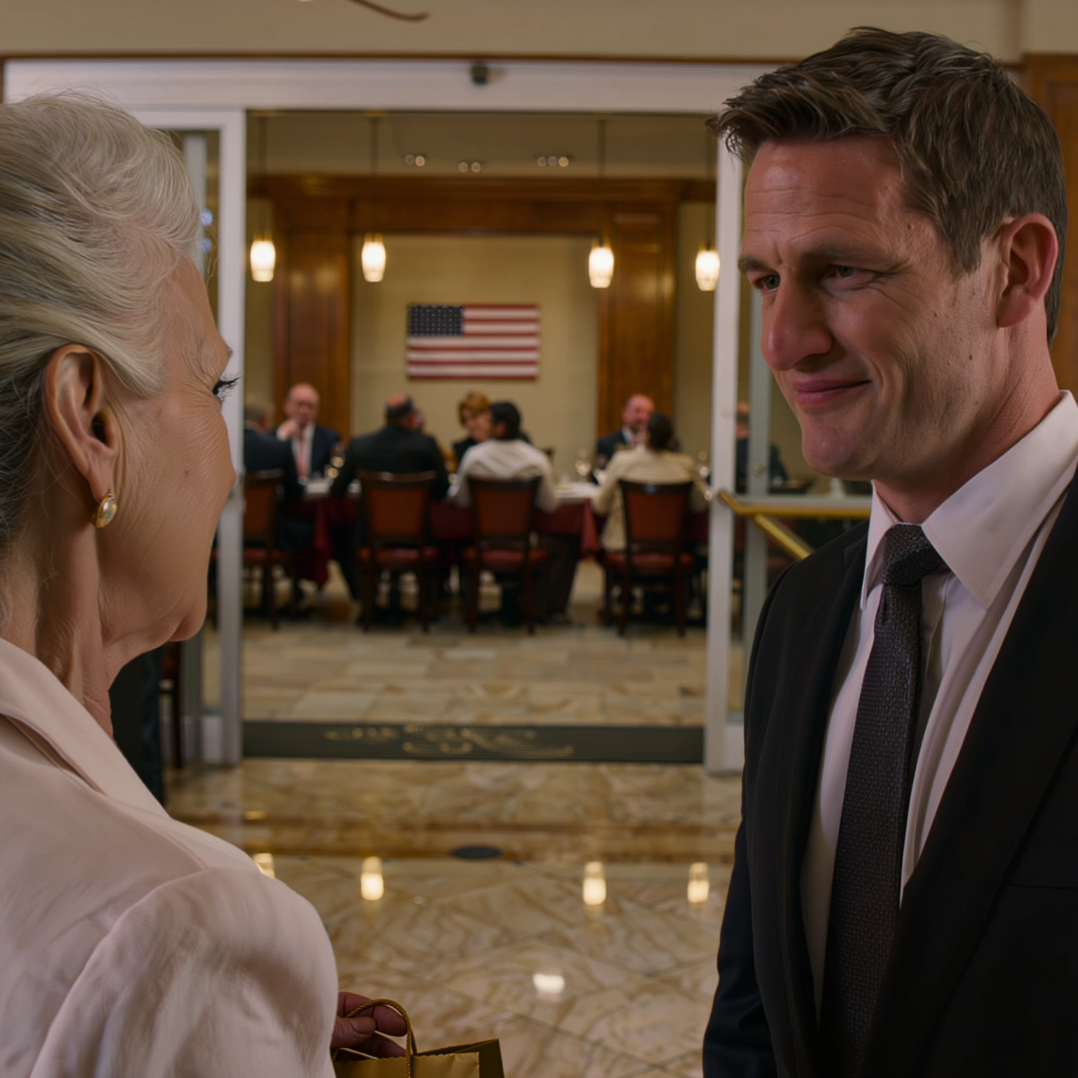 Hanno riso tutti quando mio figlio ha detto proprio nell’atrio del ristorante: “Questo tavolo è per la famiglia, mamma. Vai a sederti fuori in terrazza”. Non ho discusso. Ho ordinato in silenzio un caffè nero e li ho guardati ordinare champagne, Wagyu, code di aragosta come se fossi invisibile. Quando il conto da 3.500 dollari mi è stato presentato, ne ho bevuto un sorso, poi l’ho spinto con calma verso quella “famiglia”.