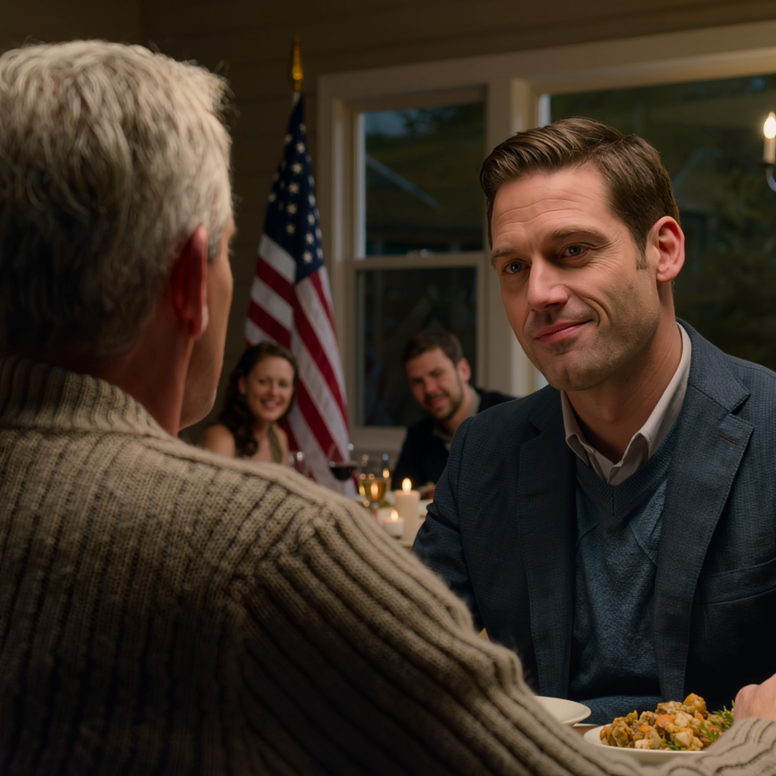 Quattro giorni prima di Natale, a Denver, mia figlia mi chiamò e mi pronunciò otto parole: “Papà, non venire. Michael dice che è troppo complicato”. Avevo 62 anni, ero seduta da sola in una steakhouse alla vigilia di Natale, quando uno sconosciuto si avvicinò e mi invitò al suo tavolo. Pensai che fosse solo un gesto di gentilezza natalizia. Sette anni dopo, una chiamata dall’ospedale e le parole “contatto di emergenza” lasciarono mia figlia paralizzata sulla soglia di casa.