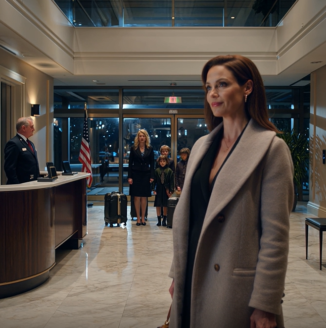 “Il tuo appartamento è più vicino all’aeroporto”, mi ha scritto mia sorella alle 22:00. “Lascio i miei 3 figli per due settimane: mio marito mi ha sorpreso con Bora Bora!” Ho risposto: “Non sono a casa”. Lei ha risposto: “Mamma ha la tua chiave di riserva: ci fa entrare!” Ho sorriso… e ho chiamato la sicurezza per cambiare immediatamente le serrature. Quando arrivò al mio palazzo con quattro valigie… IL PORTIERE AVEVA NUOVE ISTRUZIONI