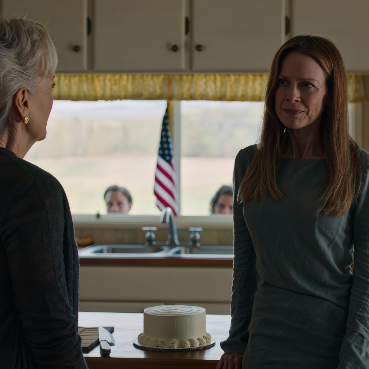 Quella mattina stavo ancora decorando la torta per quella che credevo fosse la cena di fidanzamento di mio figlio, quando mia nuora ha chiamato per dire che si era sposato il giorno prima, poi ha aggiunto freddamente che “erano state invitate solo persone veramente speciali” e quando ho visto le foto del matrimonio online e mi sono ricordata di quattro anni di affitto e rate della macchina, ho capito che qualcosa stava per cambiare