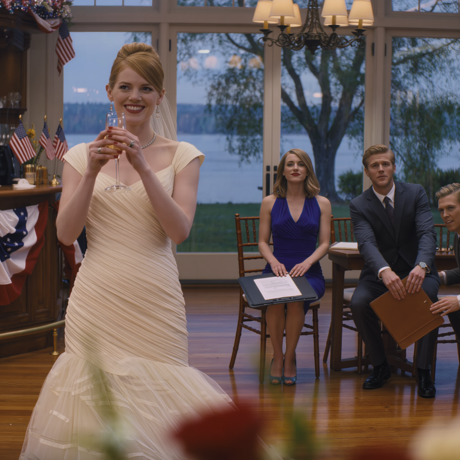 Mia sorella Penelope pensava che nel momento in cui avesse pronunciato il fatidico “sì” all’altare, non avrebbe semplicemente trovato un marito, ma anche ereditato una tenuta da 5,2 milioni di dollari affacciata su un lago battuto dal vento nel Vermont. Se n’era assicurata. Aveva bloccato i miei inviti di nozze, affrettato il fidanzamento e si era persino vantata di essere la prima sposa della famiglia a rivendicare l’eredità di nostra nonna. Ma quello che non sapeva, in piedi sotto quel lampadario italiano d’importazione, con il calice di champagne alzato, era che le regole di successione nella nostra famiglia non erano scritte nell’oro. Erano scritte nella legge.