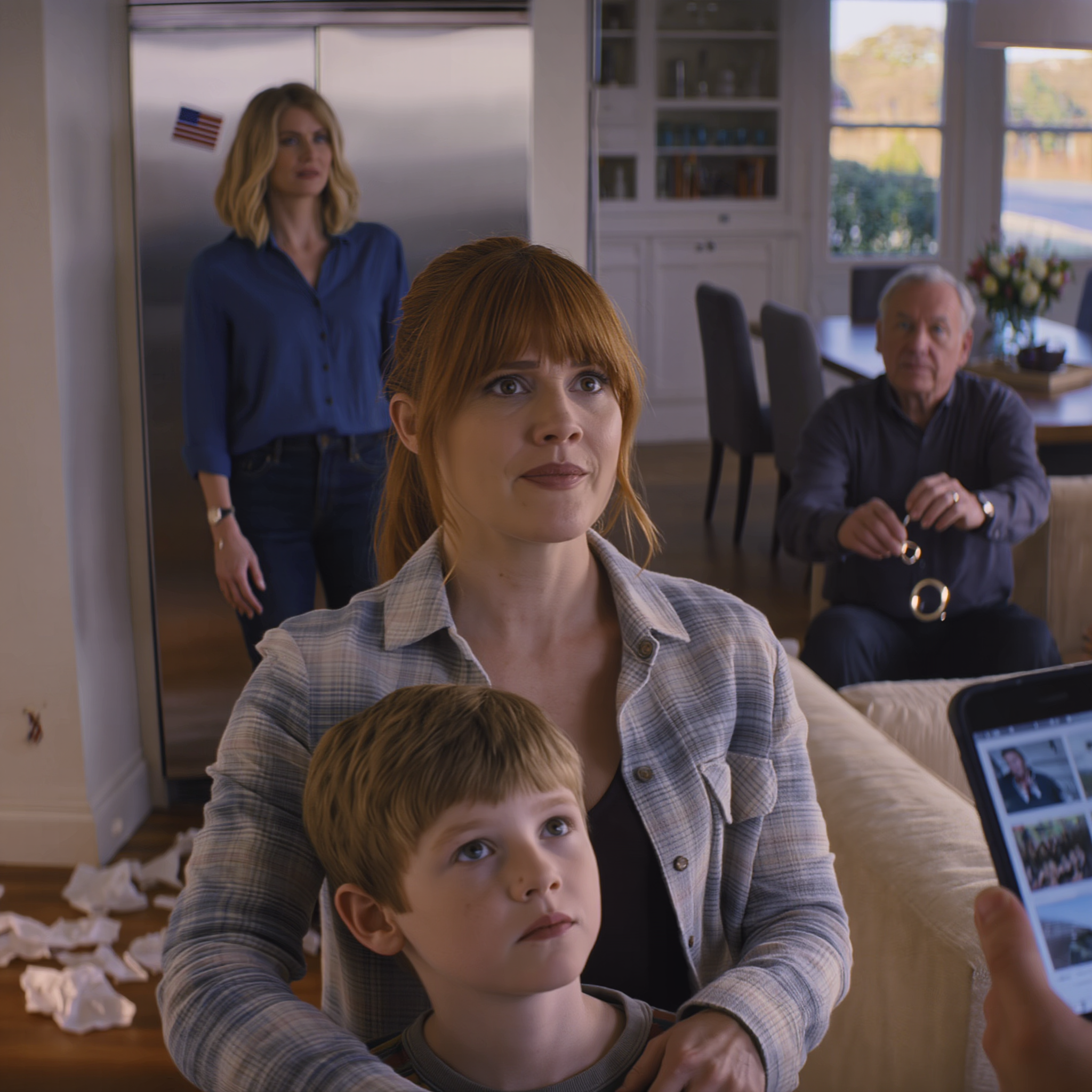 Alle 15:47, mia sorella ha iniziato a rovinare i regali di compleanno di mio figlio mentre alcuni parenti applaudivano e ridevano come se fosse uno spettacolo divertente – solo io e il mio bambino restavamo immobili, pietrificati. Mio padre si è alzato, si è tolto la fede nuziale per la prima volta in 40 anni e ha pronunciato quattro parole che hanno cambiato tutto per sempre, prima ancora che le candeline si spegnessero.