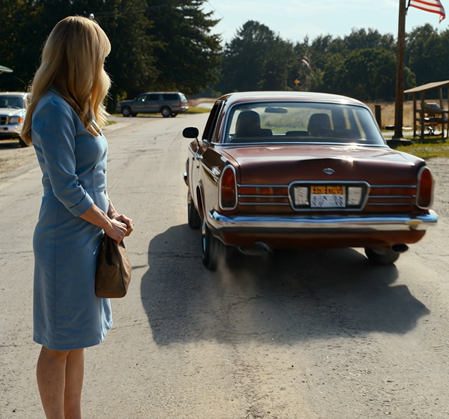 Dopo il funerale di mio marito, mia figlia mi ha accompagnato lungo una strada di campagna polverosa e mi ha detto: “Mamma, esci qui”. La casa e gli affari sono miei adesso. Rimasi nella polvere, stringendo la borsa, mentre lei si allontanava senza voltarsi indietro. Niente telefono. Niente soldi. Ed è stato allora che ho capito che non ero solo. Ero libero… ma lei non aveva idea di cosa avessi costruito prima della morte di suo padre.