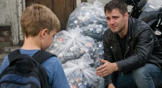 Ogni pomeriggio, il bambino di otto anni tornava a casa da scuola con uno zaino che sembrava un po’ troppo pesante per la sua piccola corporatura. Solo un martedì piovoso, quando sua madre decise di lavargli le lenzuola, scoprì cosa stava costruendo silenziosamente dietro il letto.