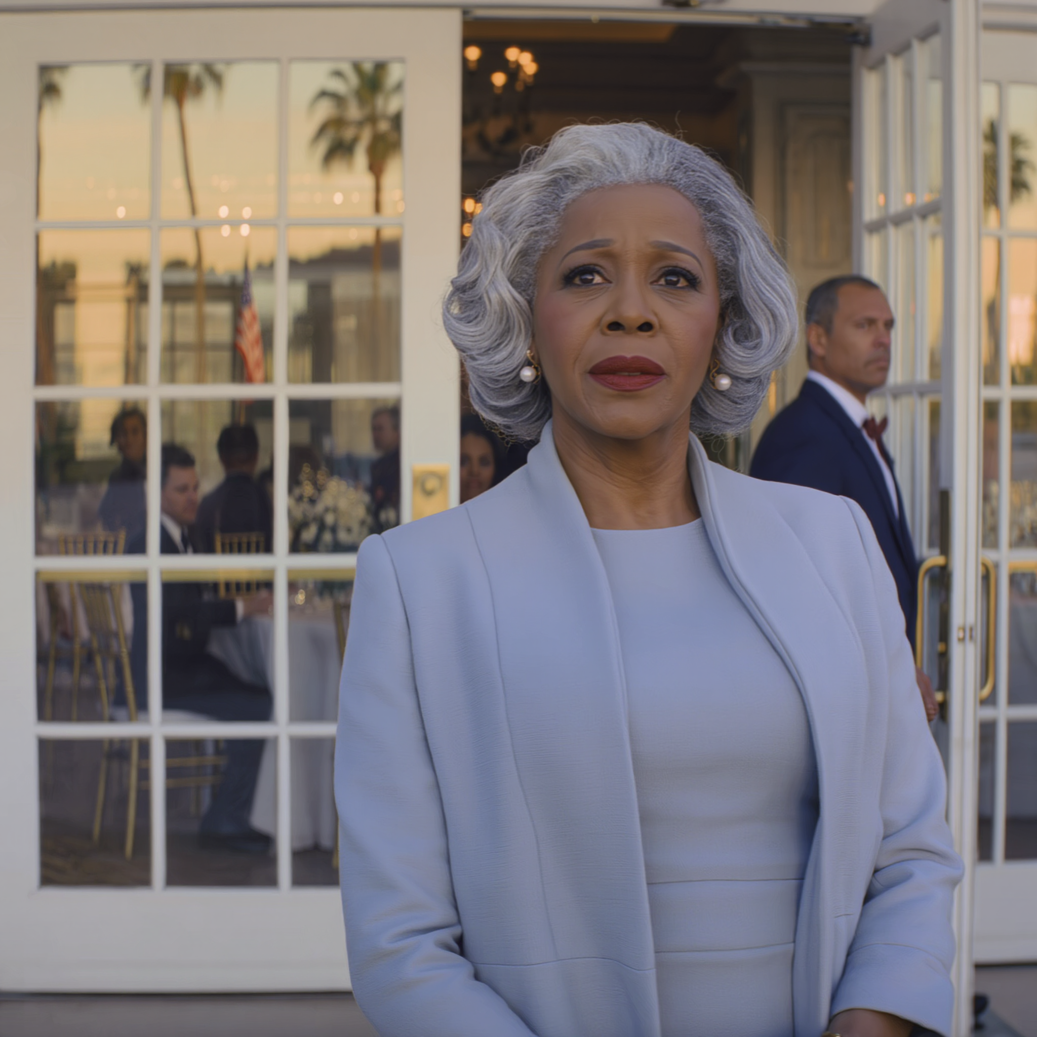 «Senta, signora Martha, qui non c’è più posto. Si sieda e mangi in bagno per ora, probabilmente ci è già abituata.» Mia nuora pronunciò quella frase come per scherzare, ma risuonò chiara nella sala del banchetto, davanti a tutti gli ospiti. Non replicai, mi alzai in silenzio e lasciai il ristorante, lasciandomi alle spalle sussurri e sguardi imbarazzati. Quel pomeriggio, finalizzai la vendita dell’azienda per 200 milioni di dollari e mi accordai con il ristorante per annullare l’intero buffet. Quella sera, quando tutto venne a galla, era ormai troppo tardi.