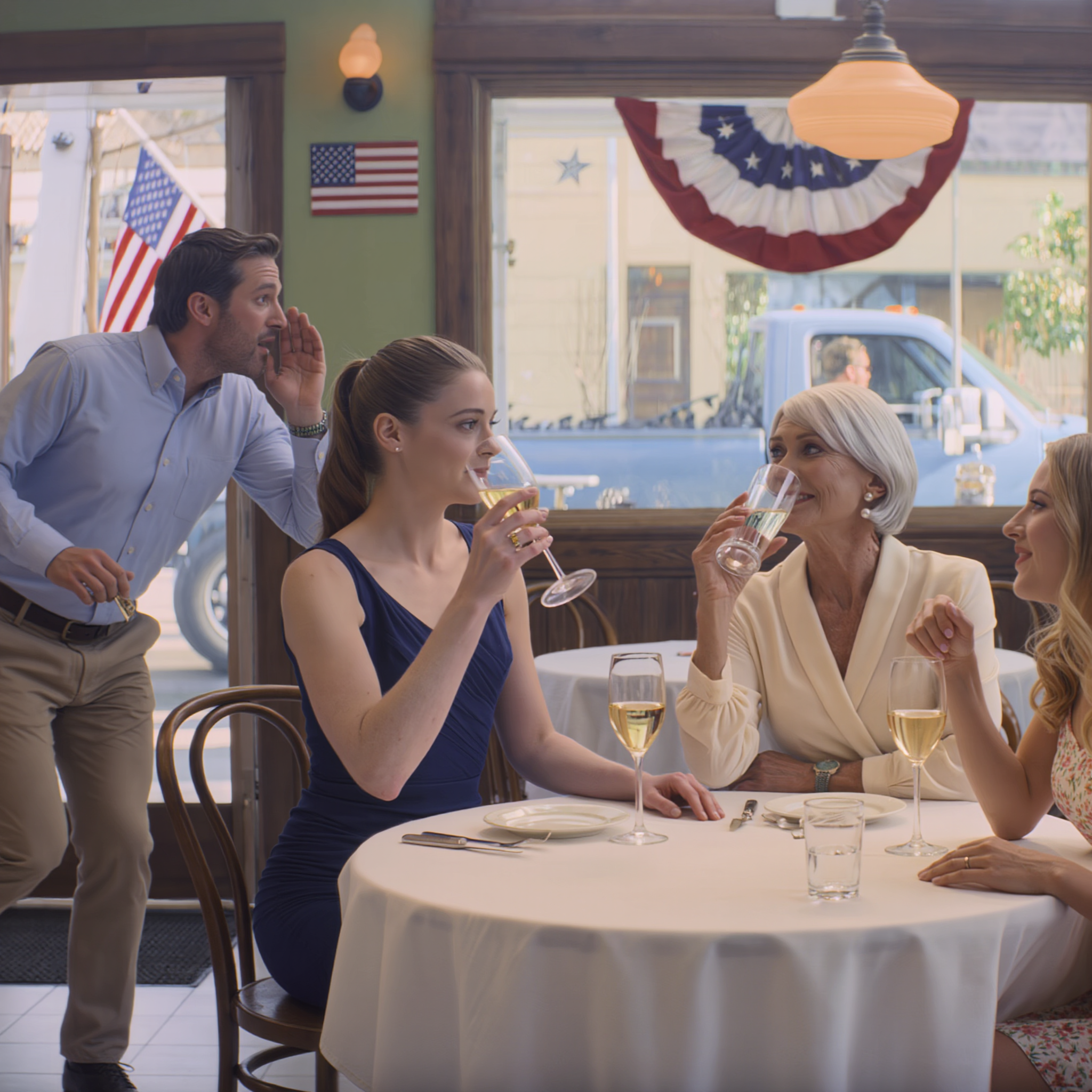 Al pranzo per il mio settantesimo compleanno, ho sentito mia figlia sussurrare al marito: “Fai parlare la mamma mentre vai a casa sua a cambiare la serratura”. Poi lui si è alzato ed è sparito per quasi un’ora. Quando è tornato, aveva il viso pallido come un fantasma, la fronte imperlata di sudore, la voce tremante: “C’è qualcosa che non va… quella casa… non è più intestata a tua madre”. Mia figlia si è bloccata, e io ho semplicemente bevuto un sorso d’acqua e ho sorriso.