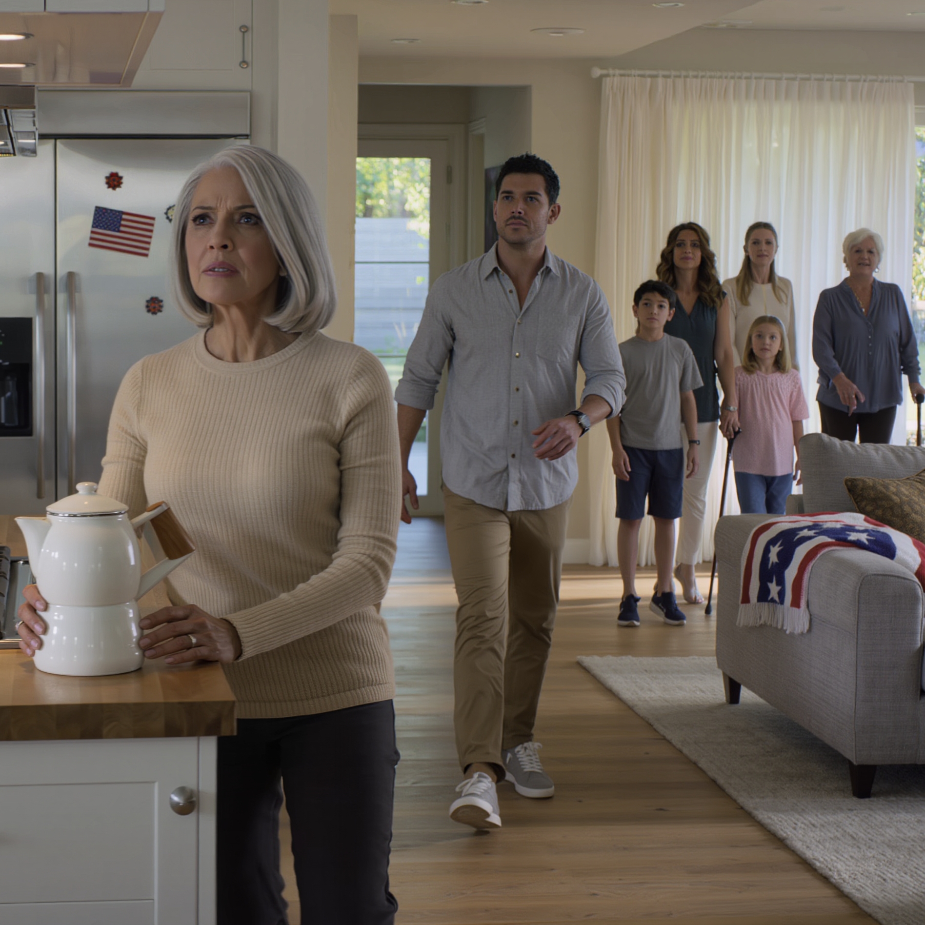 Mio figlio dichiarò freddamente: “Mia moglie, i bambini e mia suocera si trasferiranno qui: l’appartamento è troppo piccolo e lamentarsi non cambierà nulla!”. Ho 70 anni e ho lavorato 40 anni come governante per potermi permettere questa casa. Lui li chiamò allegramente, con il camion dei traslochi parcheggiato proprio davanti. Ma quando uscirono, rimasero pietrificati dallo shock: la porta era chiusa a chiave, il catenaccio era nuovo di zecca e nella cassetta della posta c’era solo una busta, con il mio nome sopra.