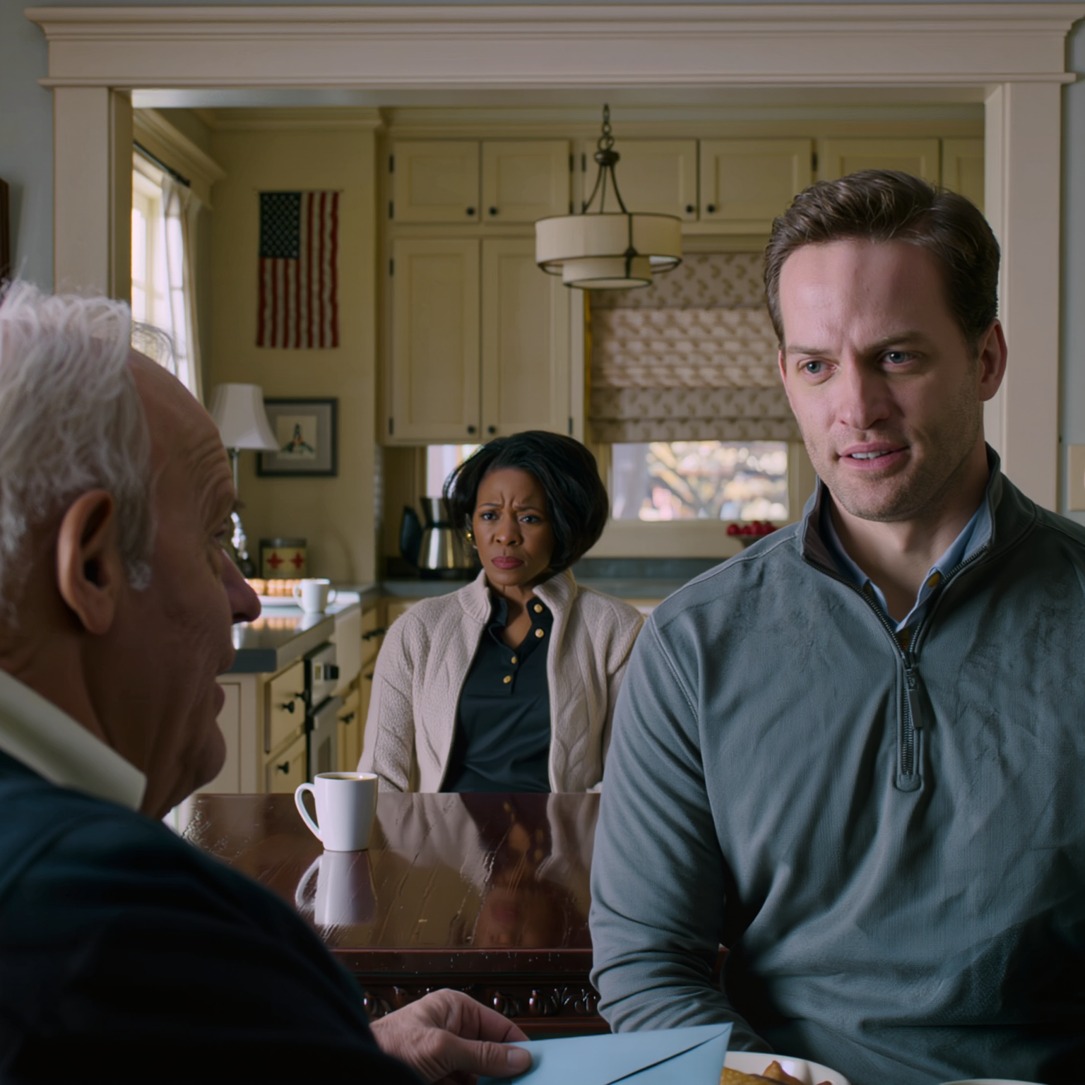 Avevo una brutta sensazione riguardo a casa mia, così feci finta di accettare il biglietto per la Florida, ma di nascosto affittai una stanza fatiscente proprio dall’altra parte della strada, così potevo sedermi lì e guardare la mia porta d’ingresso, e poi un vicino anziano all’improvviso mi prese per mano e si chinò per sussurrarmi: “A mezzanotte, vedrai e capirai tutto”, e ciò che mi fece tremare le ginocchia non fu la musica, ma la cosa che pensavano non avrei mai saputo