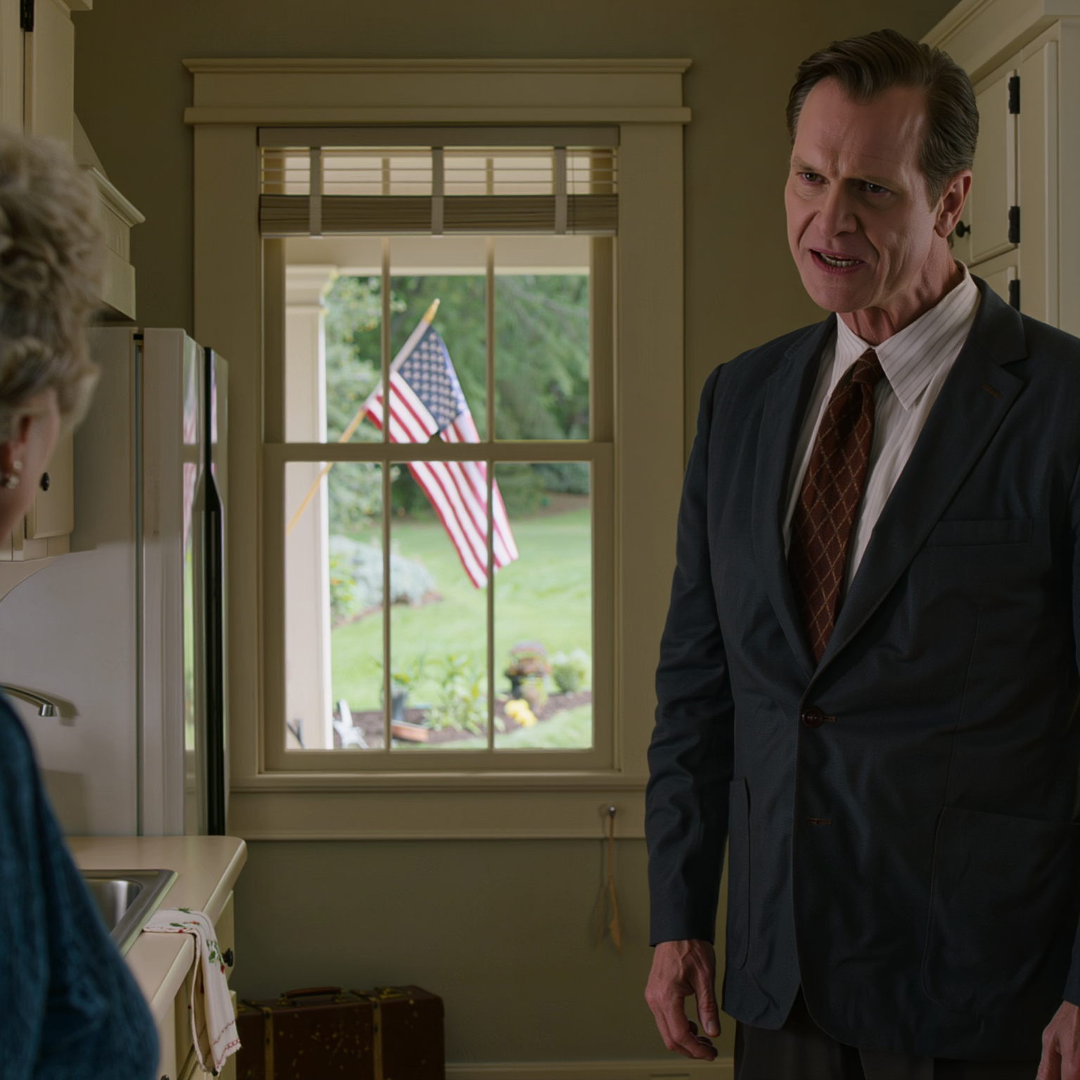 «”Se non vuoi andare in una casa di riposo, allora fai le valigie e vattene subito da casa mia”, mi disse mio figlio a denti stretti, guardandomi dritto negli occhi, e io sorrisi, piegai i vestiti, infilai vecchie foto in una valigia di pelle come se avessi aspettato questo giorno per molto tempo, e esattamente un’ora dopo, quando la limousine nera si fermò davanti a casa, il sorriso sul suo volto si spense proprio lì, sui gradini d’ingresso.»