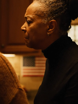 “Se vuoi venire per il Ringraziamento, laverai i piatti”, disse mia nuora, fredda come il pavimento di una cucina di periferia del New Jersey; posai il passaporto accanto alla torta, persi ogni ultimo miglio su un volo notturno per Parigi e rispedii negli Stati Uniti una busta sottile e non firmata. Tre giorni dopo, in un bar che si affacciava su una strada lastricata di pietra, il mio telefono vibrò il 25 e capii che avevano toccato qualcosa che non avrebbero