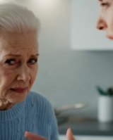 “Mamma, sei già in pensione, quindi cucina per la riunione di famiglia”, ha detto mia figlia, poi ha scritto direttamente sull’invito lasagne, insalata di patate e panini “che sono piaciuti a papà”, come se fossi solo un menù. Ho fissato la data cerchiata in rosso sul mio frigorifero a Tucson, ho fissato la chat di gruppo che mi chiedeva di presentarmi presto per fare da babysitter e, la mattina della riunione, ho fatto una scelta che ha lasciato tutta la famiglia senza parole.