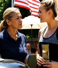 A un barbecue per la Festa del Papà in un giardino di periferia, mi hanno dato un trofeo fatto in casa con inciso “Molto probabilmente tratterrà tutti” e ho riso come se i miei 22 anni di possesso fossero serviti solo per una battuta. Ho continuato a girare hamburger, ho continuato a ringraziare, poi ho fatto le valigie e me ne sono andato da Elm Street prima delle 5 del mattino. Tre giorni dopo mia sorella mi ha chiamato, chiedendo “aiuto”, e ho risposto con una frase che ha fatto tacere tutto il tavolo.