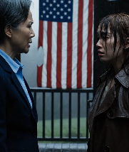 Mia figlia di 10 anni mi ha chiamato dalla veranda durante un temporale nel Midwest, dicendomi che la sua chiave all’improvviso non apriva più la porta dei miei genitori e che stava aspettando da cinque ore sotto la pioggia. Sono uscito di corsa dal mio turno all’ospedale Evergreen, e mia madre ha socchiuso la porta e mi ha detto: “Abbiamo deciso tutti che tu e tua madre non vivete più qui”. Non ho urlato. Ho solo detto: “Capito”. Tre giorni dopo, ha ricevuto una busta ed è impallidita.