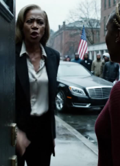 Una mattina d’inverno, la mia benestante nonna vide me e mia figlia di 6 anni fuori dal rifugio per famiglie di St. Bridg. Mi chiese senza mezzi termini: “Perché non vivete nella vostra casa in Hawthorne Street?”. Rimasi di sasso. “Quale casa?”. Tre giorni dopo, mi presentai a un evento familiare di lusso e i miei genitori impallidirono quando videro mia nonna entrare con uno sconosciuto e una grossa cartella.