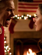 La notte di Natale, nella nostra casa in periferia, mia suocera guardò la mia bambina di 6 anni e disse freddamente che non poteva chiamarla “nonna”, subito dopo aver criticato il regalo fatto a mano che mia figlia aveva fatto con orgoglio. Non avevo nemmeno ripreso fiato che mio figlio di 8 anni balzò in piedi, restituì il regalo e pronunciò una frase che fece calare il silenzio assoluto in tutto il soggiorno. Poi mio marito aprì il portatile e tutto cambiò.