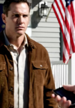 Sono tornato a casa dal mio viaggio. La mia chiave non entrava nella serratura. Ho chiamato mio figlio Trevor: “Cosa sta succedendo?”, ha detto, “Papà, la casa è andata. È per il tuo bene”. Ho sorriso e ho riattaccato. Poi ho mandato un messaggio al mio avvocato: “Hanno abboccato. Deposita tutto subito”.