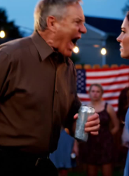 Mia sorella ha rovesciato un intero secchio di vernice rossa mescolata a glitter sul vestito bianco di mia figlia di 8 anni, proprio nel bel mezzo della festa per il 60° compleanno di mio padre nel nostro giardino di periferia, trasmettendola in diretta streaming come uno scherzo. Le ho strappato l’iPhone di mano per proteggere mia figlia, e mio padre ha sbraitato: “Scusati. Hai fatto arrabbiare tutti”. Quella sera, il video è stato distorto e diffuso su Facebook. Qualche giorno dopo, ho dato loro una conclusione che non si aspettavano.