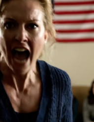 La sera del Ringraziamento, in una cittadina, mia madre organizzò un “voto di famiglia” subito dopo una fetta di torta, sostenendo di aver “portato il mio peso morto” per 27 anni. Venticinque parenti dispiegarono le sedie pieghevoli in cerchio, alzando le mani una alla volta contro di me. Pensavo che il mio nome fosse stato cancellato per sempre, finché la porta d’ingresso non si spalancò, lo zio Robert, scomparso da 14 anni, entrò e posò una cartellina sul tavolo.