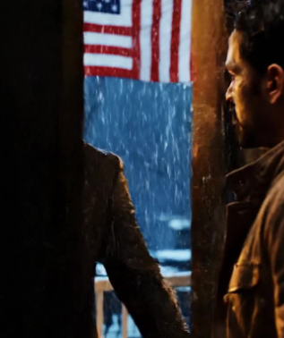 Quella notte, sotto la pioggia fredda di un sobborgo americano, vidi mia figlia inginocchiata sulla pietra bagnata, con il respiro affannoso, mentre dentro, suo marito e la sua ricca famiglia ridevano come se stessero guardando uno spettacolo. La presi in braccio, aprii la porta di legno con un calcio, li guardai dritto negli occhi e stavo per pronunciare cinque parole che fecero cambiare tutto.