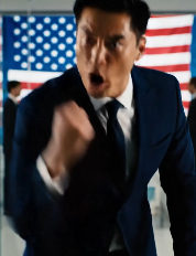 Tre giorni prima del compleanno di mia nuora, sono andata in banca senza far rumore, ho chiuso il conto che mio figlio considerava ancora suo e ho rimosso il suo nome dalla mia carta. Lui parlava ancora con entusiasmo di comprare un’Audi per “rendere felice sua moglie”, come se fossi certa di dirgli di sì. Finché mia nuora non mi ha scritto un messaggio senza mezzi termini: “Hai messo in imbarazzo Connor in concessionaria. Devi assumerti le tue responsabilità”.