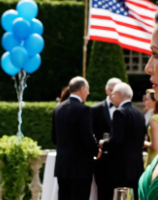 Prima ancora che le mie lacrime si asciugassero dopo aver calato mio marito nella tomba, mi trascinai alla festa del primo compleanno di mio nipote a Boston e, davanti a tutta la famiglia, mia sorella si alzò e dichiarò: “È il figlio di Adam, quindi mi prendo metà della tua casa da 800.000 dollari”. Mi spinse persino in faccia un “testamento” con la firma di mio marito. Dissi solo: “Oh, capisco”… e cercai di trattenere le risate pensando a ciò che mio marito aveva lasciato.