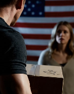 Per il mio compleanno, i miei genitori mi hanno mandato una scatola regalo. Mio marito l’ha guardata e mi ha detto: “Non aprirla”. Ho chiesto: “Perché?”. Lui ha risposto: “Non la vedi?”. Ho guardato meglio e sono rimasta bloccata. Non l’ho aperta. Ho fatto questo, invece. Trenta minuti dopo, la polizia era alla mia porta.