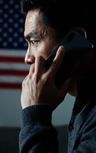 Dopo essere crollato a terra nel bel mezzo di un turno in un bar di Chicago, mio ​​padre mi ha chiamato da Phoenix chiedendomi se la paghetta mensile di 2.500 dollari fosse sufficiente; sono rimasto in silenzio perché non avevo mai ricevuto un solo dollaro, mentre l’Instagram di mio fratello a Los Angeles era inondato di foto di un nuovissimo PC, una Challenger pesantemente modificata e cene di lusso: nel momento in cui ho iniziato a seguire i soldi, tutto ha preso una piega che nessuno avrebbe potuto immaginare.