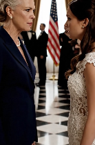 Proprio nel bel mezzo dell’ultimo sopralluogo a Thornwood Manor con vista sul Pacifico, mia madre si è rivolta alla coordinatrice e ha annunciato che avrebbe annullato la prenotazione perché “sapeva benissimo che non potevo permettermelo”, mio ​​padre ha immediatamente preteso il rimborso completo della caparra come se il matrimonio fosse già stato deciso, e tutta la mia famiglia è rimasta lì a guardarmi come se fossi una sognatrice delirante, finché una chiamata dall’ufficio del proprietario non ha menzionato qualcosa che era successo il mese scorso, e l’intero atrio è improvvisamente cambiato