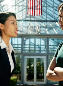 Mia sorella ha distrutto la mia serra da 100.000 dollari per “darmi una lezione” dopo che mi sono rifiutata di assumerla. Ho controllato le registrazioni delle telecamere di sicurezza e l’ho affrontata, la mamma ha insistito perché “risolvessimo la questione in famiglia”, e il papà ha cercato di chiudere tutto con un assegno. Ho detto di no e me ne sono andata. Ora mi urlano al telefono che sono senza cuore: perché mai dovrei chiamare la polizia?