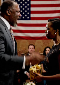 Ho pagato il cinquantesimo anniversario di matrimonio dei miei genitori in un lussuoso hotel di Manhattan. Hanno fatto cacciare me dalla sicurezza e mi hanno dato della “mendicante”. Per dieci anni sono stata il loro bancomat personale. Non ho urlato. Ho fatto i conti. Due settimane dopo, le LORO vite hanno iniziato a sgretolarsi…