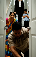 «La moglie di mio figlio ha urlato: “Tua madre è impazzita, ci lascia qui da soli con quattro figli!” dopo quasi due ore di colpi alla mia porta così forti da far tremare le scale, mentre i bambini piangevano in corridoio sulle loro valigie e mio figlio arrivava di corsa dal lavoro come se fosse in soccorso, ma nel momento in cui ha infilato la chiave nella serratura e si è bloccato, entrambi hanno iniziato a capire che un grave errore era già stato commesso prima di quel giorno.»