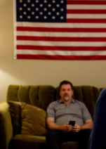 Mia nuora spense la TV proprio davanti a me e lo disse come se stesse mandando via qualcuno che viveva lì gratis: “Vai a guardare la TV di sopra, in camera tua. D’ora in poi, questo spazio è per noi e dovresti capire qual è il tuo posto in questa casa”. Mio figlio rimase seduto in silenzio mentre sua moglie umiliava sua madre, e io presi silenziosamente le chiavi e uscii nella notte fredda, ma fu l’uomo in giacca e cravatta alla porta la mattina dopo a far capire a qualcuno che era stato appena commesso un grosso errore.