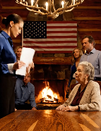 Per la Festa della Mamma, mia figlia ha trasformato il nostro incontro in baita in un processo pubblico: ha letto ad alta voce una fattura da 500.000 dollari davanti a 40 parenti, definendola “il costo della cura di una persona inutile”. L’ho lasciata finire la sua performance, ho appoggiato una vecchia cartella sul tavolo, e in quel momento alcuni volti nella stanza sono impalliditi perché hanno capito che c’era qualcosa di vero in quella frase, qualcosa che nessuno avrebbe potuto giustificare.