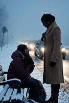 La vigilia di Natale, i miei genitori mi hanno buttato fuori dalla nostra villa a Hillsborough con nient’altro che una valigia, mia sorella ha incrociato le braccia e ha sorriso beffardamente, “Vediamo come sopravvivi adesso”, ero rannicchiato su una panchina coperta di neve quando ho incontrato un’anziana donna scalza viola dal freddo, mi sono tolto l’ultimo cappotto di cashmere e gliel’ho avvolto intorno, esattamente un’ora dopo 19 BMW nere bloccavano tutta la strada — e la prima cosa che ha detto sembrava che qualcuno stesse per pagare