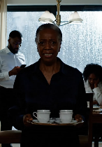 «Trasferiscilo direttamente sul nostro conto. Tanto non le servirà ancora per molto», ho sentito dire a mio genero con un sorrisetto dalla sala da pranzo, mentre mia figlia sedeva lì in silenzio come una complice. Io ero ancora immobile dietro la porta della cucina con un vassoio di caffè in mano, e loro non avevano idea che qualcosa di grosso stesse per succedere.