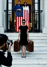 Dopo il divorzio, il mio ex marito e i suoi costosi avvocati si sono sbarazzati dei miei soldi, della mia casa e degli ultimi brandelli della mia dignità; proprio mentre varcavo la soglia con due valigie, una donna sconosciuta mi ha chiesto sottovoce: “Lei è Sophia Hartfield?”, per poi dirmi che il mio prozio di New York era morto, lasciandomi in eredità la sua villa, le sue auto d’epoca e 60 milioni di dollari, solo che la cosa successiva che ha detto non sembrava affatto una questione di fortuna.