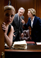 Ero appena arrivata all’aeroporto quando ho visto la telecamera di casa spegnersi, ho cancellato il volo all’istante, sono corsa subito indietro e mi sono stretta alla porta sul retro solo per sentire i miei genitori dire: “Tutto sarà nostro. Valerie è fin troppo ingenua”. Pensavano che fossi ancora al gate d’imbarco, non che fossi in piedi sulla veranda con la mano già sul telefono, ad ascoltare ogni parola che cadeva come una pietra gelida.