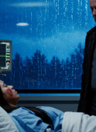 «Mamma, ho avuto un incidente. Ho bisogno di un intervento chirurgico. Hanno bisogno di un donatore di sangue. Il mio gruppo sanguigno è B negativo», sussurrai dal retro dell’ambulanza. Dopo cinque secondi di silenzio, la mamma sospirò e disse: «Evelyn, può aspettare? È il compleanno di Victoria. Stiamo per tagliare la torta». Ma ciò che mi ha tormentato più a lungo è stato dopo, quando il chirurgo ha guardato il mio nome sulla lista dei contatti di emergenza e improvvisamente si è reso conto che la mia vita era costruita su una bugia che non avevo mai saputo.