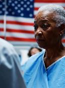 Mio figlio rise quando gli dissi che, dopo 30 anni di lavoro in una piccola lavanderia a gettoni a Portland, avevo ancora dei risparmi. Pensava che la mia vecchiaia significasse che presto tutto sarebbe appartenuto alla sua famiglia. Ma pochi giorni dopo la banca mi chiamò per chiedermi di trasferire l’intestazione del conto a mio nome, e in quel momento capii che tutta la mia famiglia si era sbagliata per anni.