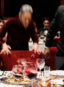 Mia nuora aveva già finito la cena per il nostro anniversario prima ancora che entrassi, e ridacchiò piano: “Sei in ritardo, quindi paghi tu il conto, vero?”. Mio figlio rincarò la dose: “Sei sempre così distratta”, finché non ricontrollai il messaggio, mi resi conto che mi avevano comunicato apposta l’orario di fine della cena, e chiamai il responsabile al tavolo: improvvisamente tutti a quel tavolo impallidirono all’improvviso.