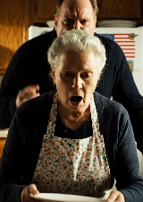 A 68 anni, mio ​​marito mi ha chiesto il divorzio, si è seduto al tavolo della cucina e ha detto senza mezzi termini che si sarebbe preso la casa, i soldi, tutto dopo 43 anni insieme, con i documenti legali già pronti come se fossi solo un’inquilina — finché un giorno non è entrato in tribunale e si è reso conto che c’era un dettaglio sulla casa di cui non si era mai preoccupato di chiedere.