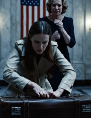 Dopo aver pagato la spesa di un’anziana signora tremante in un supermercato di Minneapolis, lei mi ha tirato indietro e mi ha detto una sola cosa: “Stasera, quando tuo figlio se ne va, non toccare la neve davanti al portico”, e non le ho creduto finché non ho cenato ascoltando mio figlio parlare di case di cura, mia nuora insinuare dubbi sulla mia memoria, e poi entrambi si sono fermati sulla porta per avvertirmi del gradino ghiacciato del portico, e in quell’esatto momento ho capito che non erano preoccupati che cadessi, erano preoccupati che non sapessi ancora in cosa stavo per cadere.