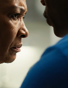 I miei genitori erano in piedi nel mezzo della nostra fattoria di famiglia quando mi dissero che avevano venduto il terreno a un costruttore, poi mi infilarono dei documenti nel petto e mi dissero di firmare, mio ​​padre sbottò: “Firma e smettila di fare finta di avere voce in capitolo”, mia madre mi rivolse un sorriso forzato e disse: “Non possiedi niente qui”, io non discutevo, andai dritto all’ufficio del cancelliere della contea — e quando il cancelliere aprì un vecchio fascicolo scansionato contrassegnato come “testamento”, persino la sua voce cambiò