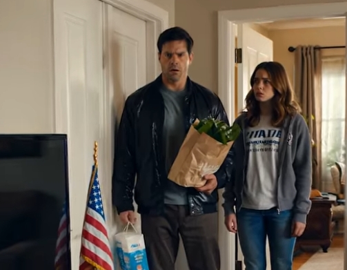 Mia moglie ha detto che i suoi genitori erano gravemente malati, così ha portato di corsa nostra figlia a prendersi cura di loro. Ho deciso di sorprenderli con fiori e medicine. Ma quando sono entrato silenziosamente in casa, sono rimasto sbalordito da ciò che ho visto e il mio mondo è diventato sottosopra.